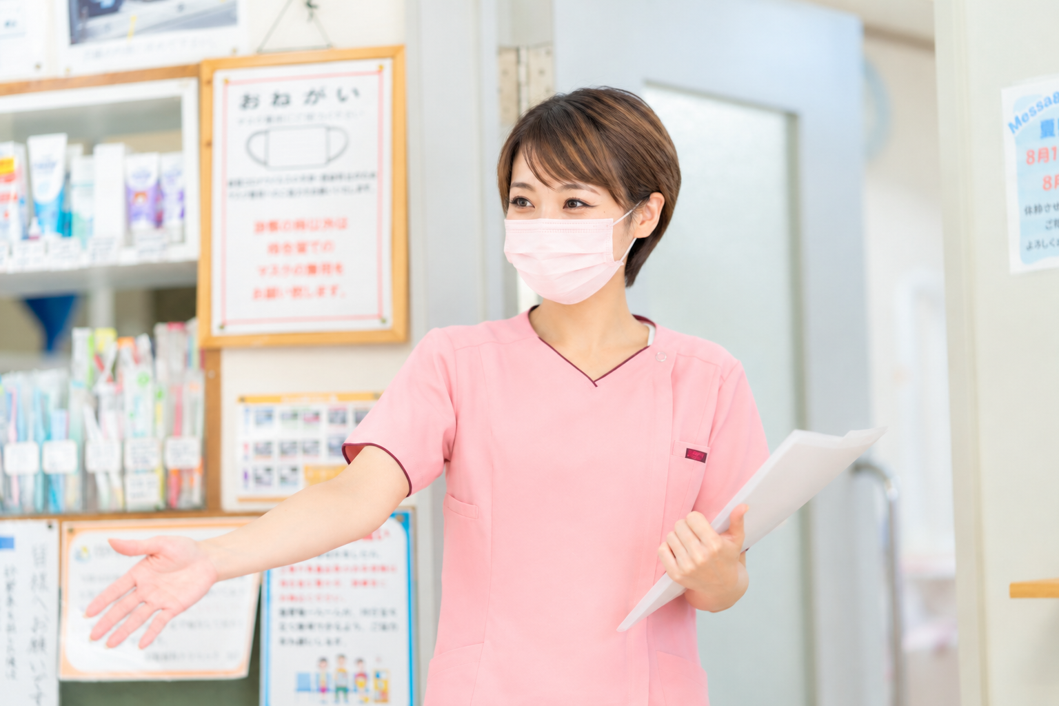 院内で患者さまをご案内するスタッフ