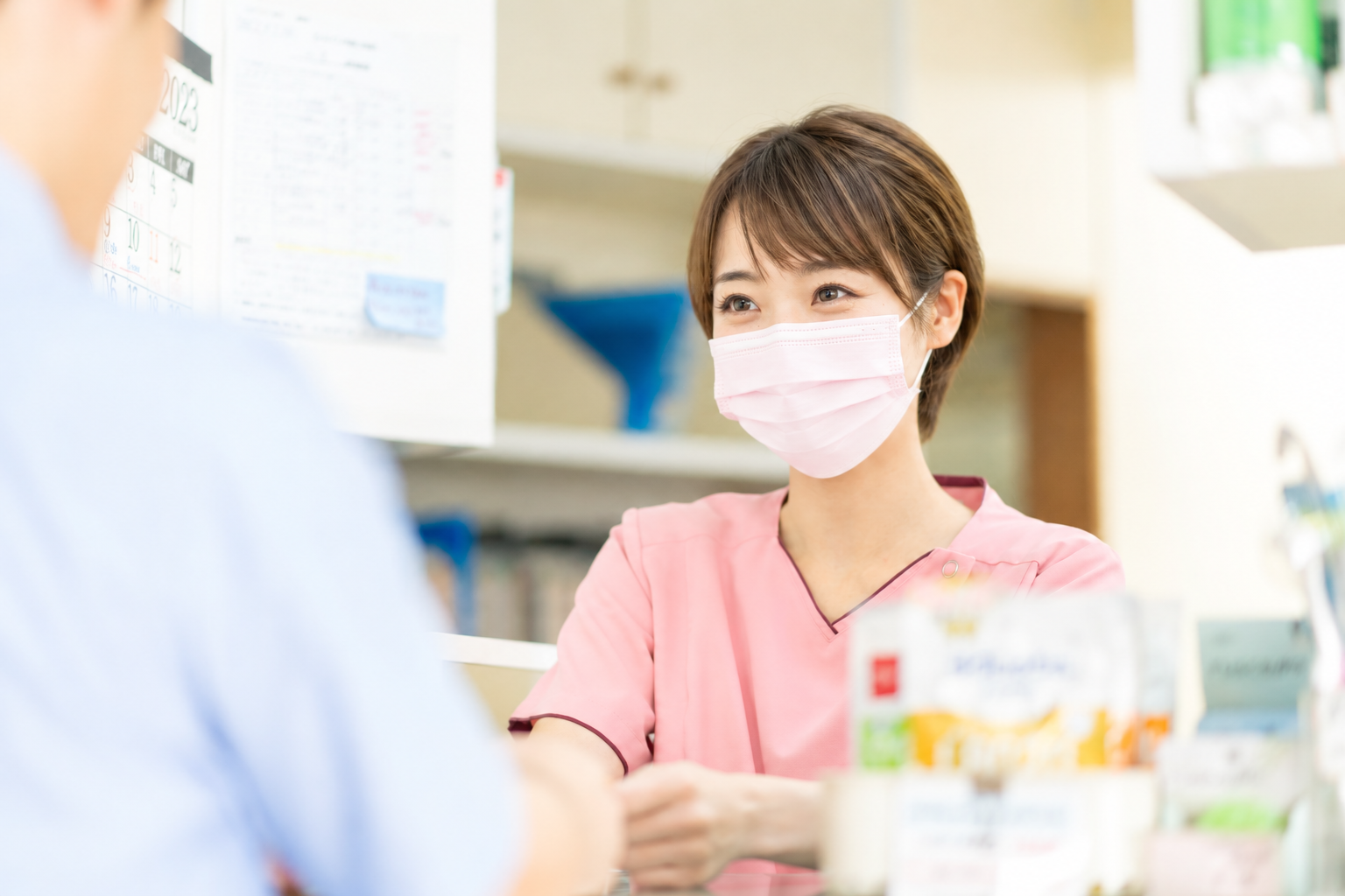 受付で患者さまに対応する歯科医院スタッフ