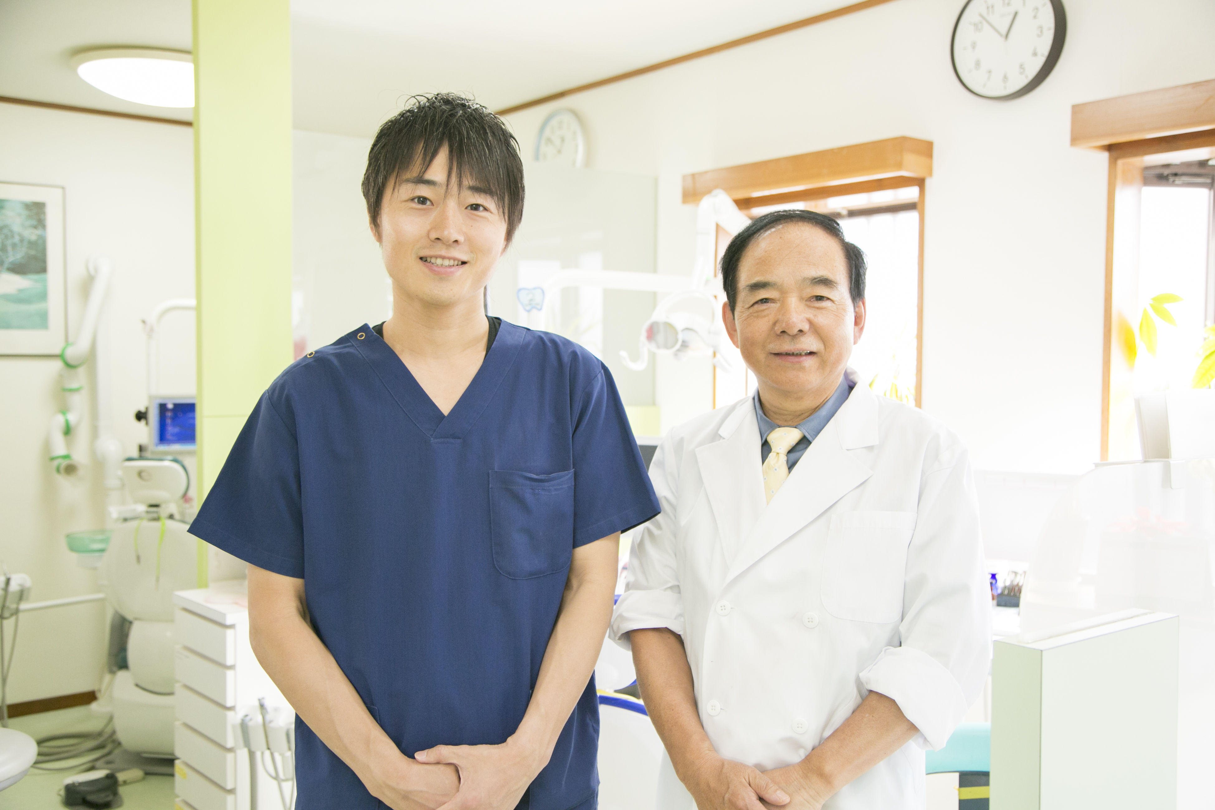 歯科医師2名が並んでいる様子
