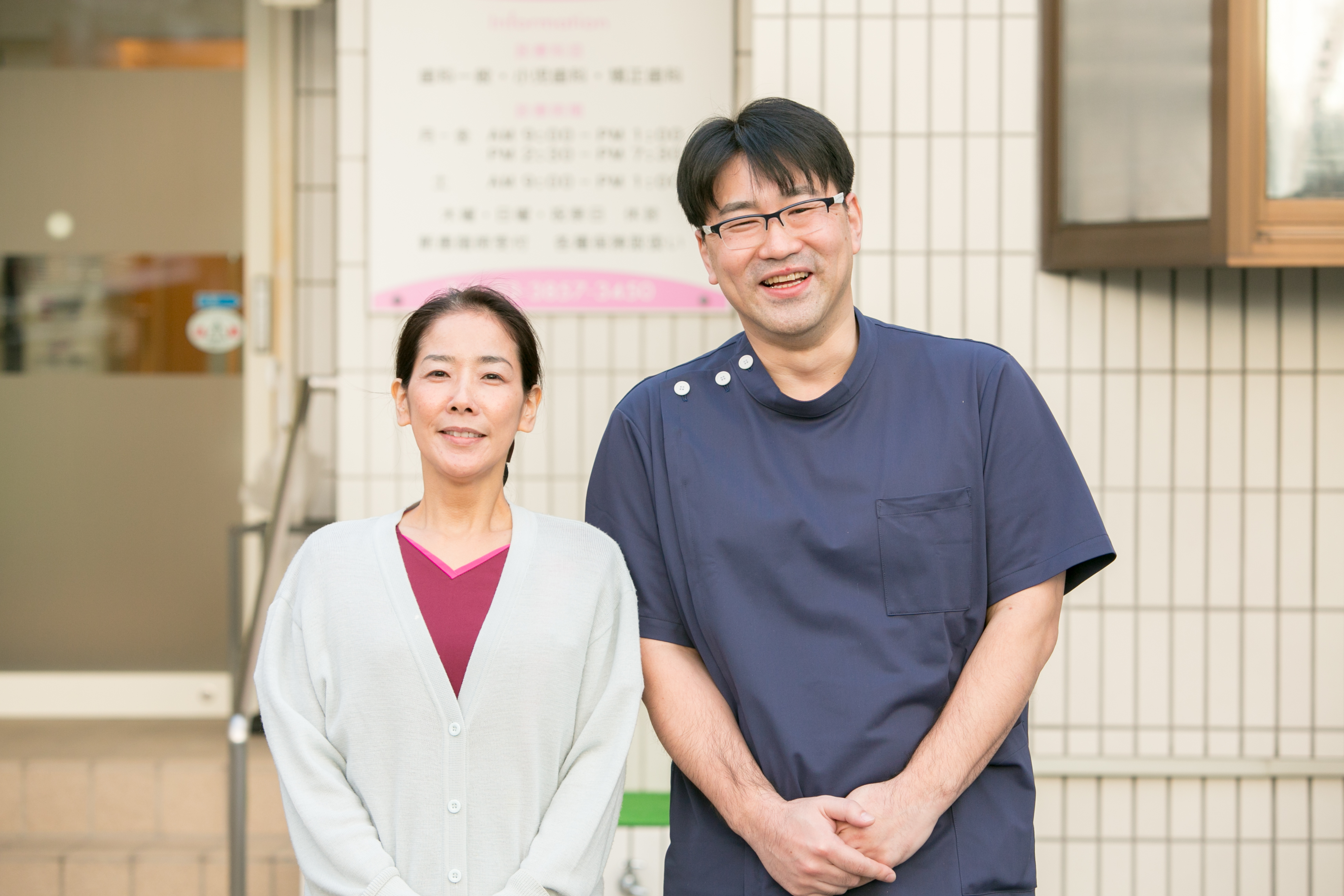 女性歯科医師と副院長が院内で並んでいる様子